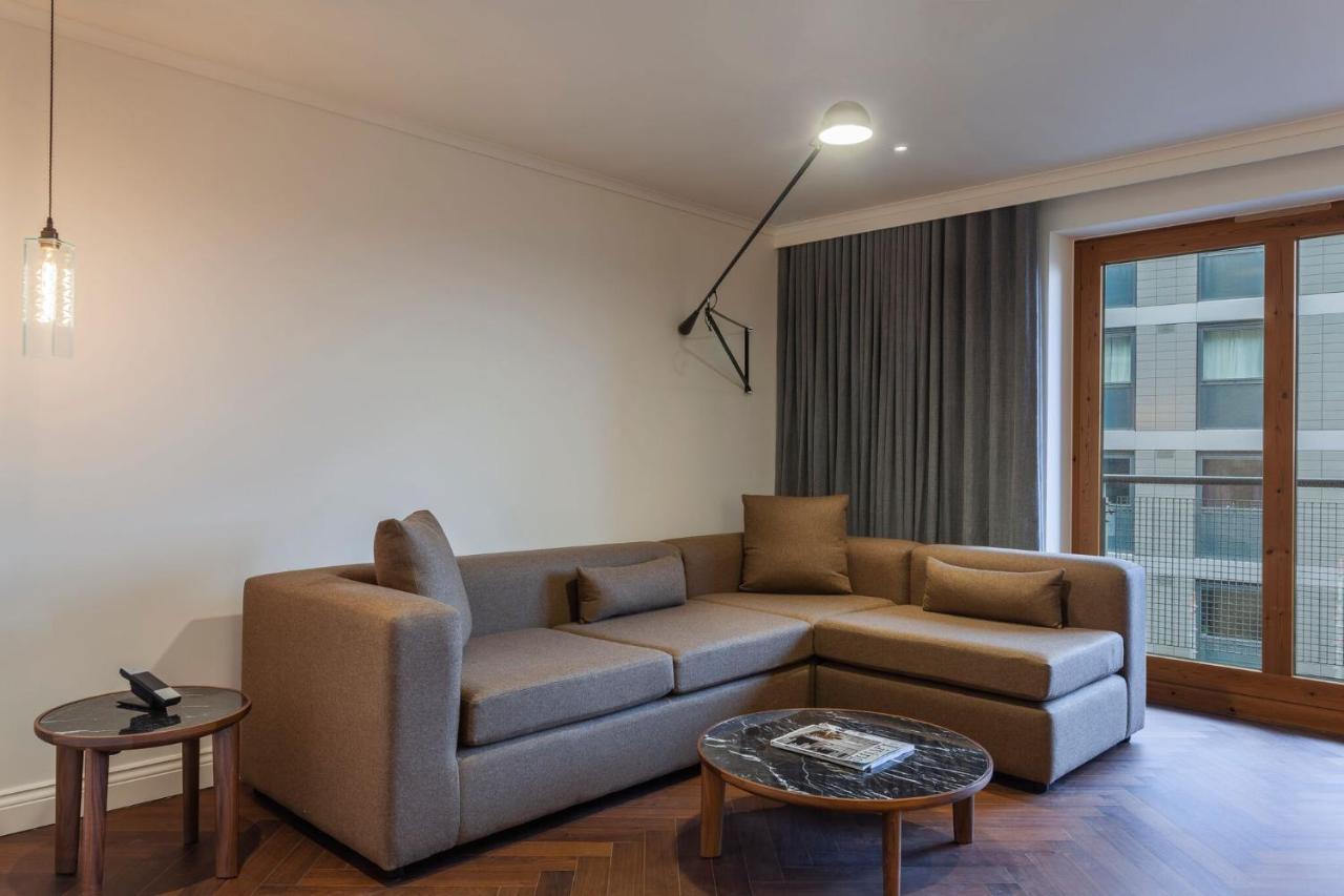The Roseate Reading Hotel Luaran gambar A living room at the hotel