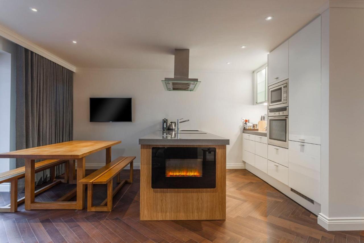 The Roseate Reading Hotel Luaran gambar A modern kitchen with a fireplace