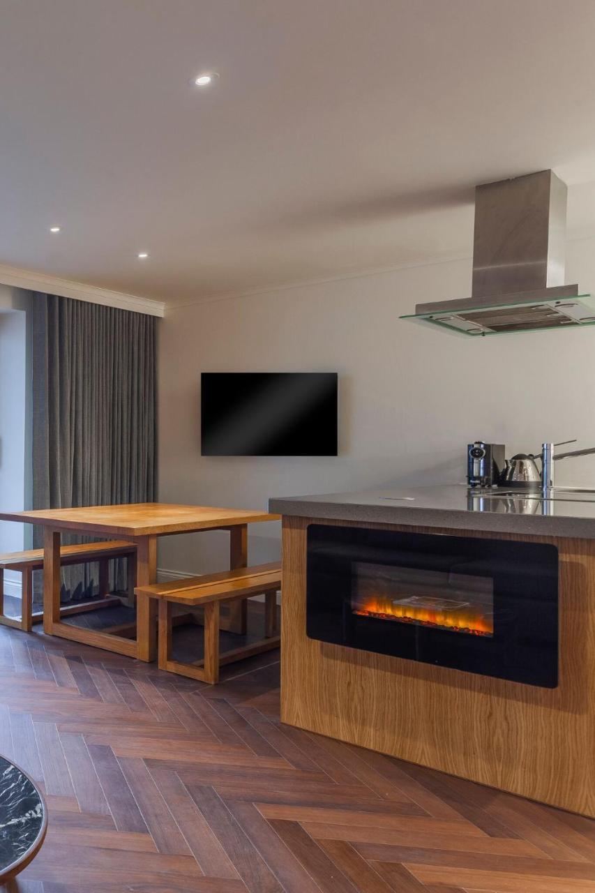 The Roseate Reading Hotel Luaran gambar A fireplace in a kitchen