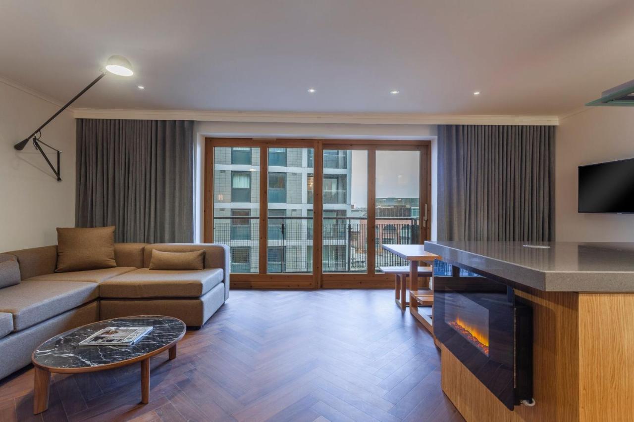 The Roseate Reading Hotel Luaran gambar A living room at the hotel