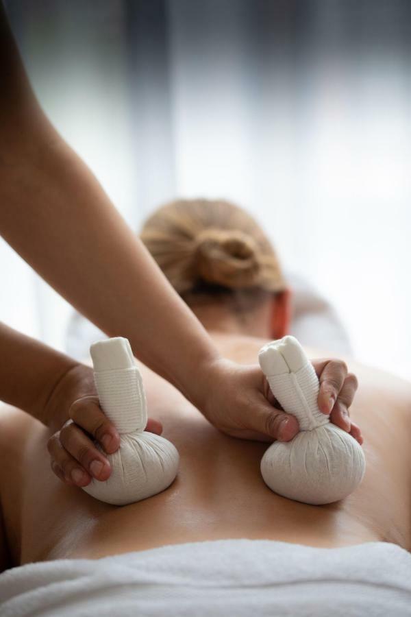 The Roseate Reading Hotel Luaran gambar Thai herbal compress massage